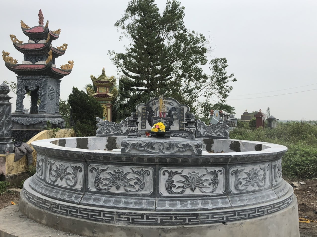 Chất liệu của các mẫu mộ đá tròn đẹp