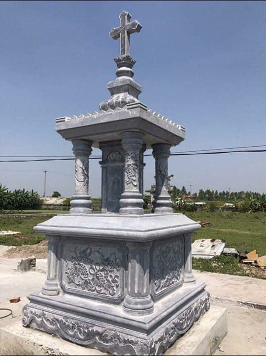 Mộ công giáo làm bằng đá xanh phổ biến