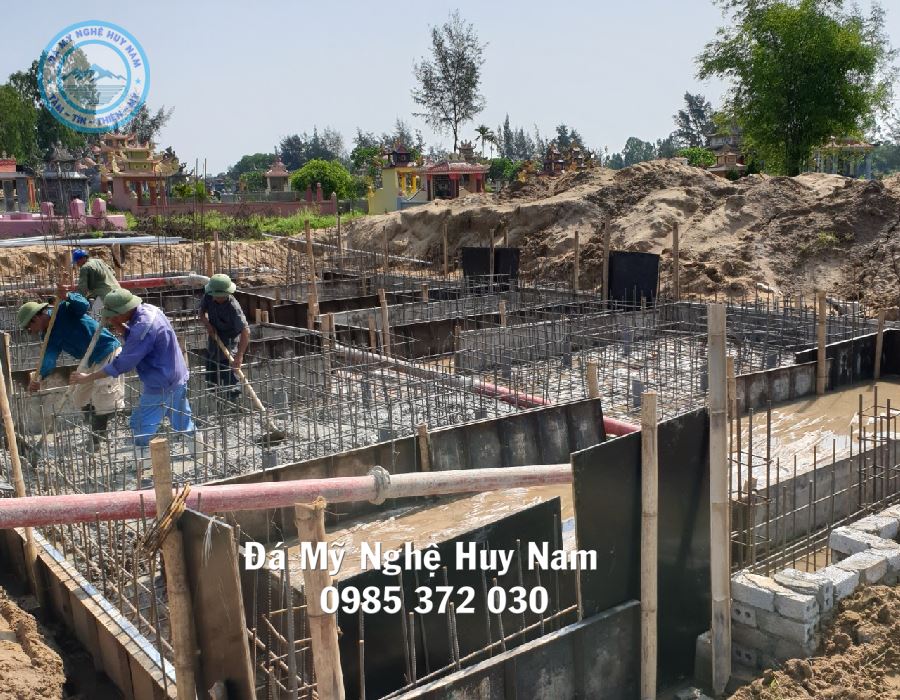 Lắp đặt khu lăng mộ đá đẹp gia đình anh Nguyễn Trọng Hùng tại Quảng Xương Thanh Hóa 10 Công nhân đổ bê tông móng khu lăng mộ đá