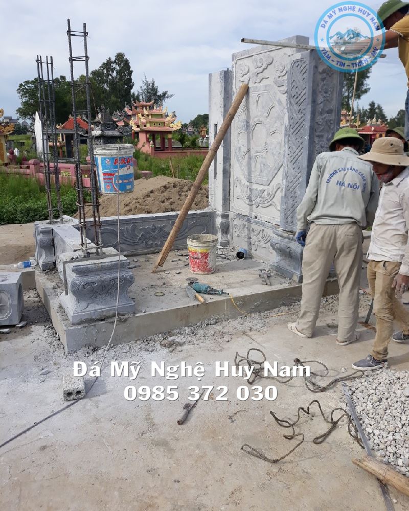 Lắp đặt khu lăng mộ đá đẹp gia đình anh Nguyễn Trọng Hùng tại Quảng Xương Thanh Hóa 14 Công nhân lắp đặt cột lăng lầu, khu lăng mộ đá
