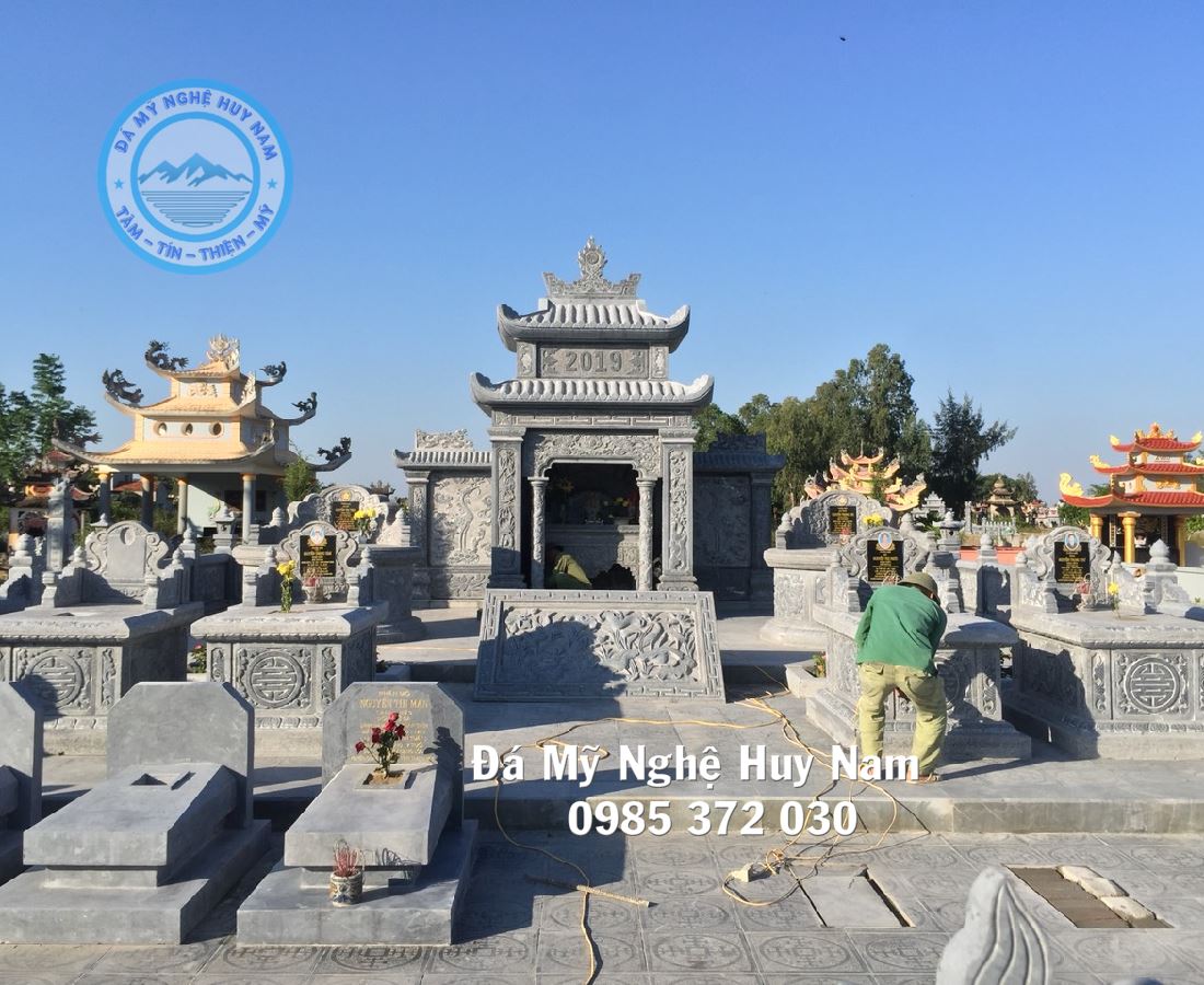 Lắp đặt khu lăng mộ đá đẹp gia đình anh Nguyễn Trọng Hùng tại Quảng Xương Thanh Hóa 28 Công nhân của xưởng vê sinh lăng mộ