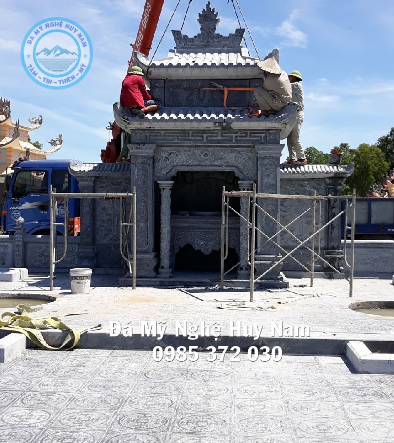 Lắp đặt khu lăng mộ đá đẹp gia đình anh Nguyễn Trọng Hùng tại Quảng Xương Thanh Hóa 12 Công nhân lắp đặt Lăng thờ đá khu lăng mộ, Khu lăng mộ đá đẹp