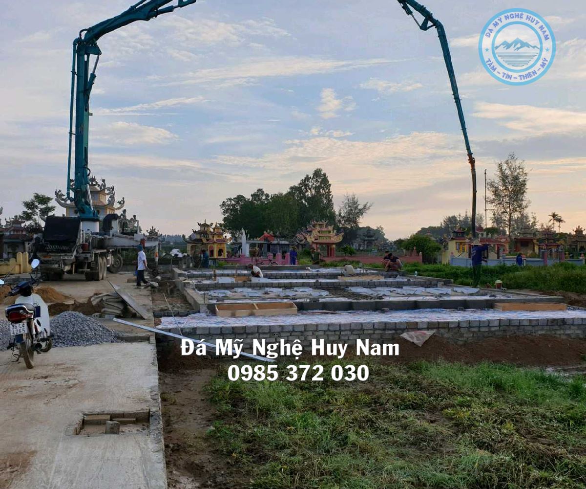 Lắp đặt khu lăng mộ đá đẹp gia đình anh Nguyễn Trọng Hùng tại Quảng Xương Thanh Hóa 11 Phun bê tông móng khu lăng mộ đá đẹp