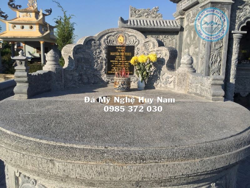 Lắp đặt khu lăng mộ đá đẹp gia đình anh Nguyễn Trọng Hùng tại Quảng Xương Thanh Hóa 16 góc chụp gần nắp mộ đá tròn