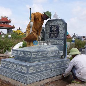 Lắp đặt mộ đá xanh rêu cao cấp tại Quỳnh Hoàng – Quỳnh Phụ – Thái Bình 5 Hình ảnh công nhân vệ sinh, lau chùi mộ cẩn thận tỷ mỉ sau quá trình lắp đặt thể hiện cái tâm của người làm nghề