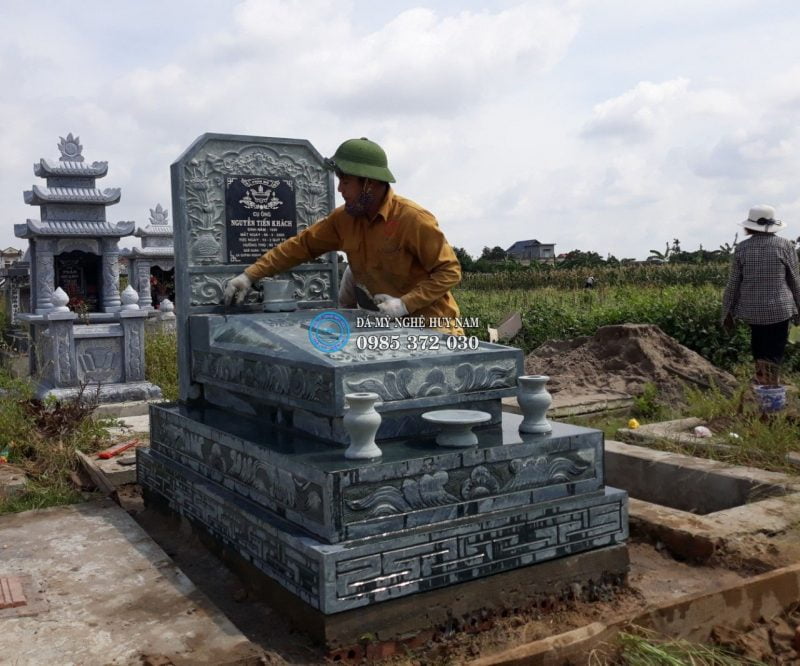 Ngôi mộ tam cấp đá xanh rêu mang phong các hiện đại, thể hiển rõ đẳng cấp thiết kế và tay nghề của nghệ nhân trẻ Huy Nam