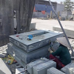 Lắp đặt mộ đá xanh rêu cao cấp tại Quỳnh Hoàng – Quỳnh Phụ – Thái Bình 8 Hình ảnh đánh bóng kỹ càng ngôi mộ tại xưởng
