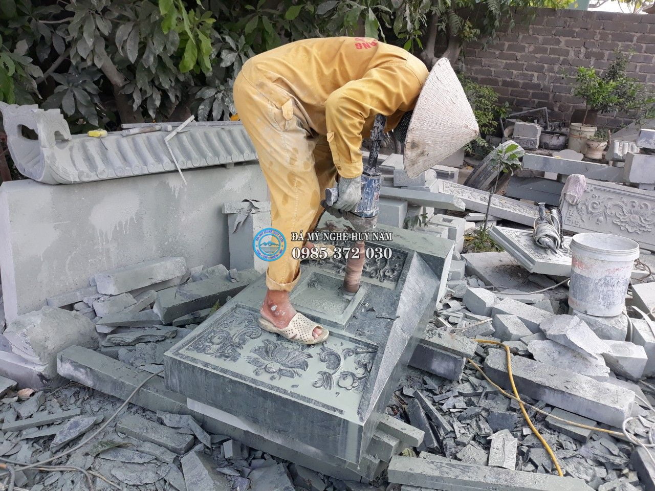 Hình ảnh công nhân chế tác mộ đá xanh rêu đẹp tại xưởng đá mỹ nghệ Huy Nam