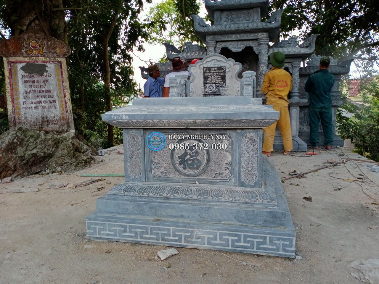 Lắp đặt lăng mộ đá tự nhiên nguyên khối cao cấp tại Yên Thành - Nghệ An