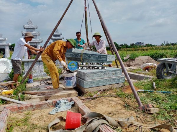 Hình ảnh thi công lắp đặt mộ đá xanh rêu tại xã Quỳnh Hoàng - Quỳnh Phụ - Thái Bình