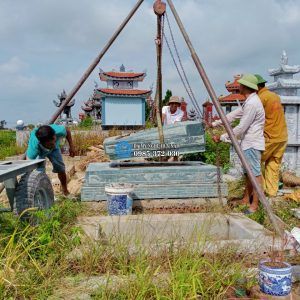 Lắp đặt mộ đá xanh rêu cao cấp tại Quỳnh Hoàng – Quỳnh Phụ – Thái Bình 15 Công tác dựng mộ phải dùng đến ba lăng xích để đặt từng phần mộ, hình ảnh lắp đặt nắp mộ đá tam cấp hiện đại tại Quỳnh Phụ - Thái Bình