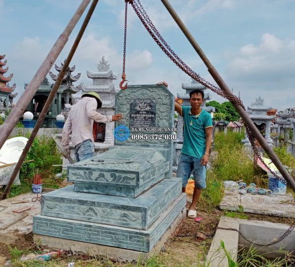 Hình ảnh lắp đặt mộ đá xanh rêu đẹp tại Quỳnh Phụ - Thái Bình