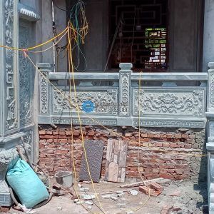 Công trình lắp đặt hạng mục đá xanh rêu nhà thờ họ Nguyễn Quý tại Yên Mỹ - Hưng Yên 6 Hình ảnh lan can hiên nhà thờ họ Nguyễn Quý được chạm trổ hoa văn bông sen hóa sắc nét