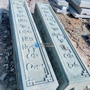 Công trình lắp đặt hạng mục đá xanh rêu nhà thờ họ Nguyễn Quý tại Yên Mỹ - Hưng Yên 3 Mặt trước thân cột đồng trụ nhà thờ họ được chạm khắc câu đối theo kiểu chữ Thư pháp mềm mại, sắc nét