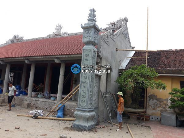 Hình ảnh cột đồng trụ nhà thờ họ Nguyễn Quý từ góc chụp xa