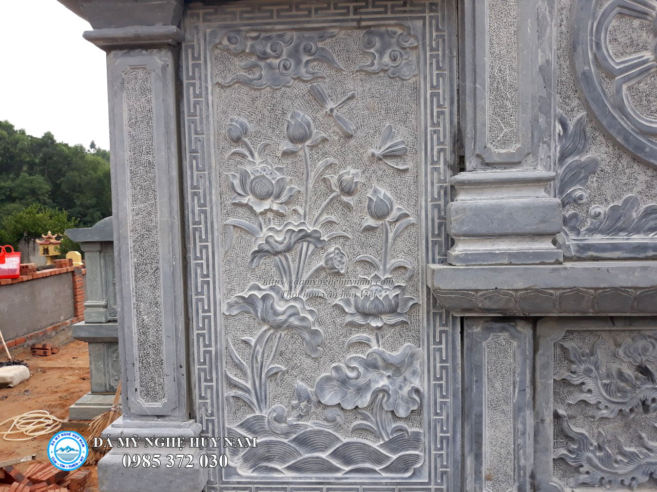 Công trình lắp đặt LĂNG MỘ ĐÁ ĐẸP cho gia tộc họ Đào tại Phù Ninh - Phú Thọ 3 Cận cảnh Hoa văn chạm đầm sen ở mặt sau cánh lăng mộ đá, lăng mộ đá, mộ đá