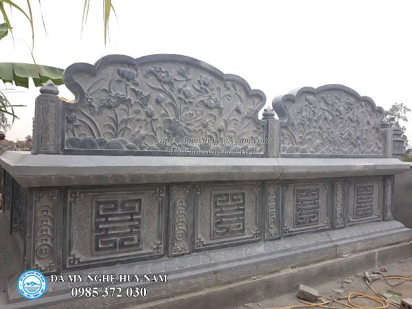 Mặt sau mộ đôi đá chạm sen đầm và chữ thọ vuông, Mộ đá Huy Nam