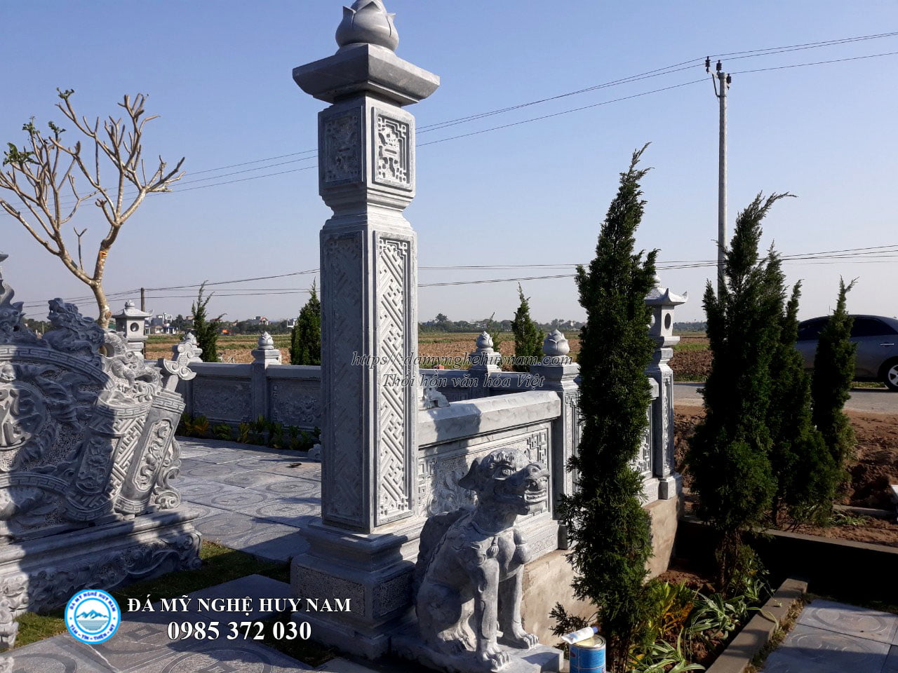 Cột cổng đá Khu lăng mộ Nam Định Phía trước là Con nghê đá Canh Cổng