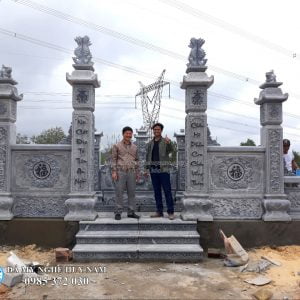 Cổng đá tứ trụ băm bạt vảy rồng cao cấp, Chụp ảnh lưu niệm tại khu lăng mộ đá với khách hàng tại Quảng Bình