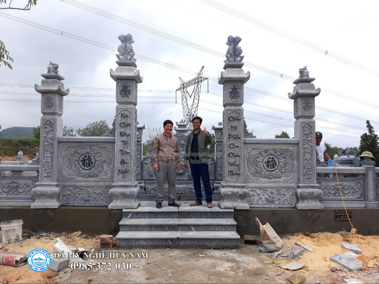 Chụp ảnh lưu niệm tại khu lăng mộ đá với khách hàng tại Quảng Bình