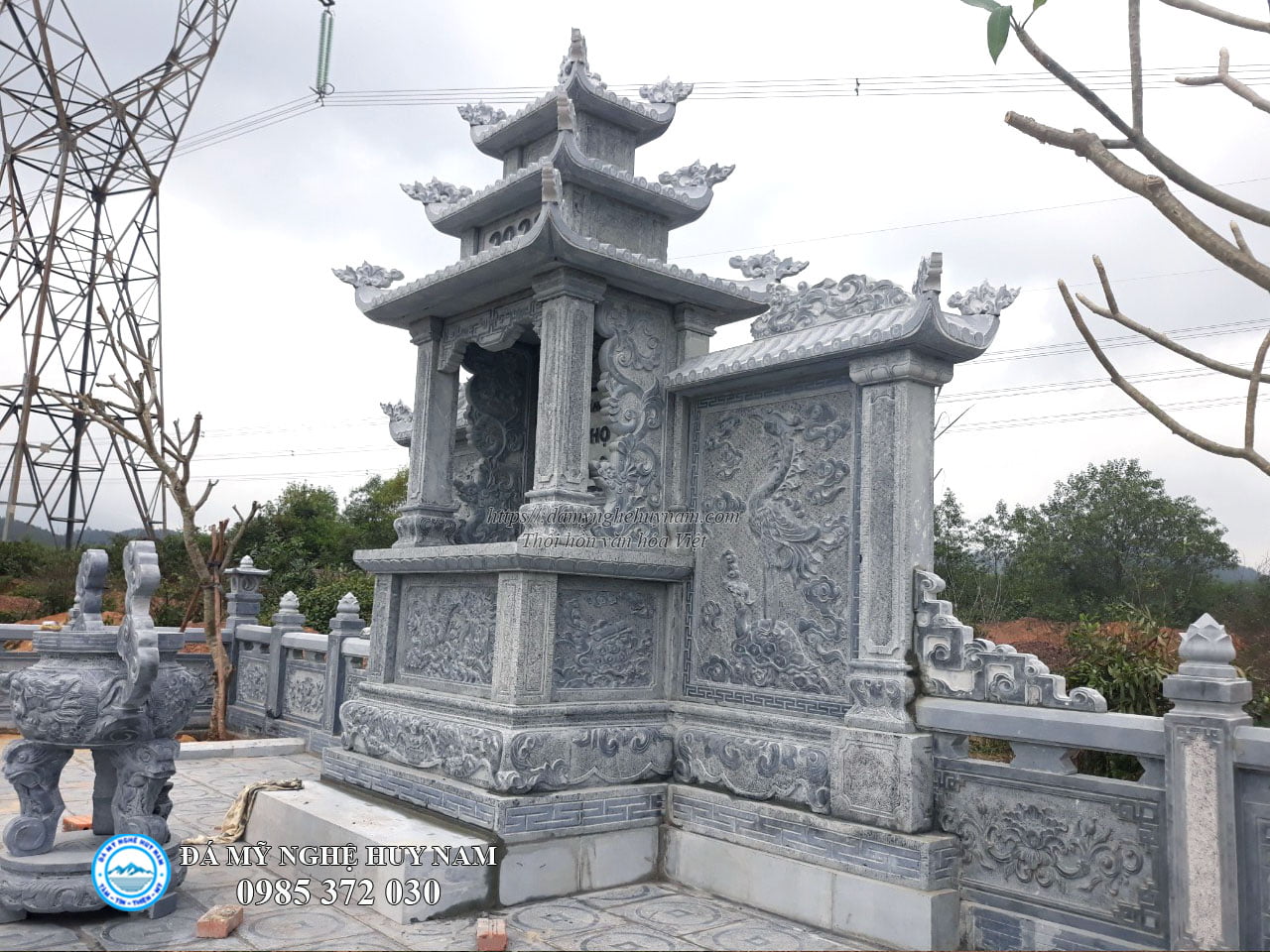 Lắp đặt Khu lăng mộ đá đẹp băm bạt vảy rồng cao cấp tại Quảng Bình năm 2021 6 Hình ảnh Lăng thờ đá đẹp chụp tại góc độ nghiêng, lăng mộ đá, lăng cánh đá đẹp