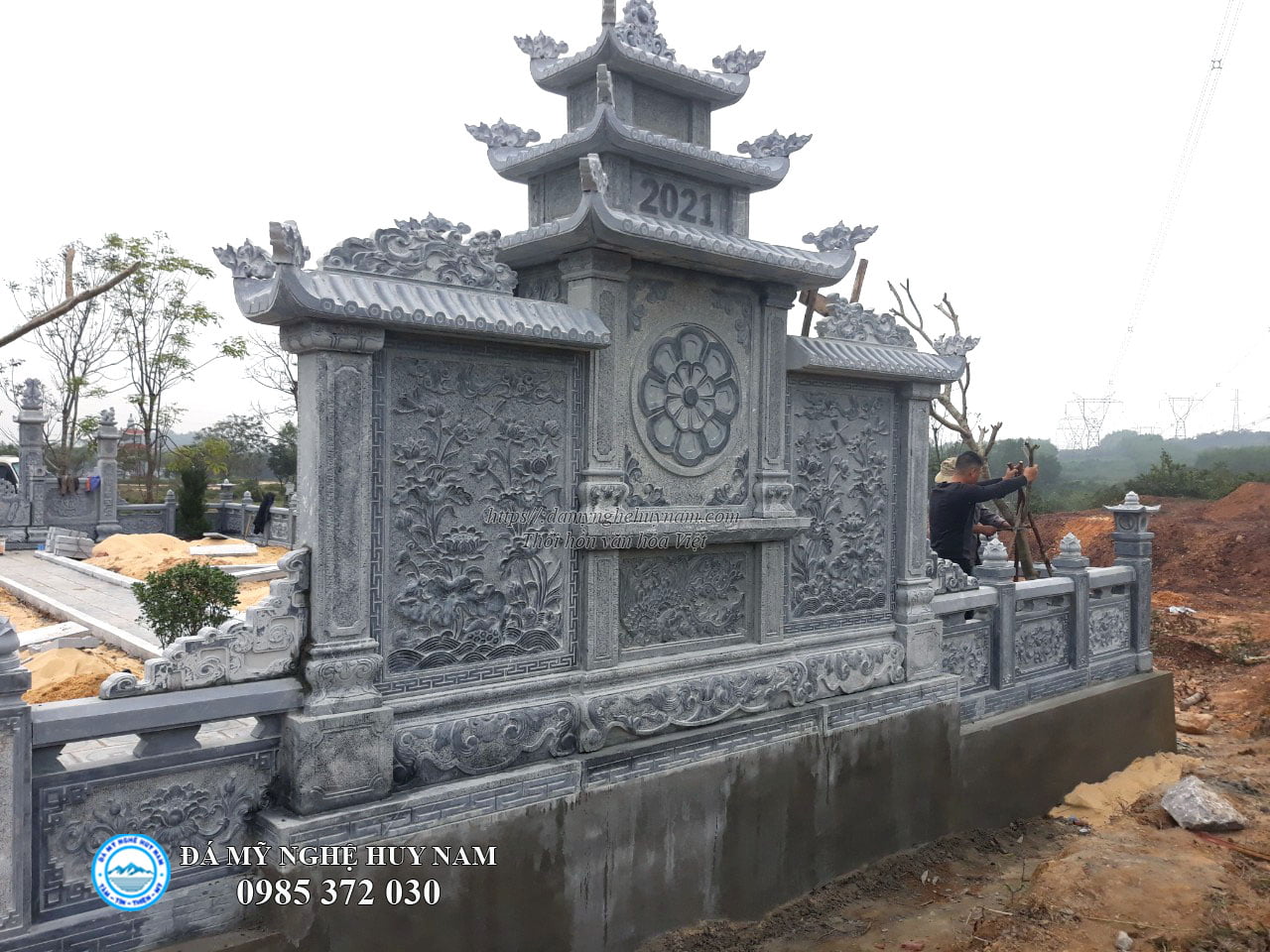 Lắp đặt Khu lăng mộ đá đẹp băm bạt vảy rồng cao cấp tại Quảng Bình năm 2021 7 Mặt sau lăng mộ đá, lăng thờ đá, lăng cánh đá chạm sen đầm