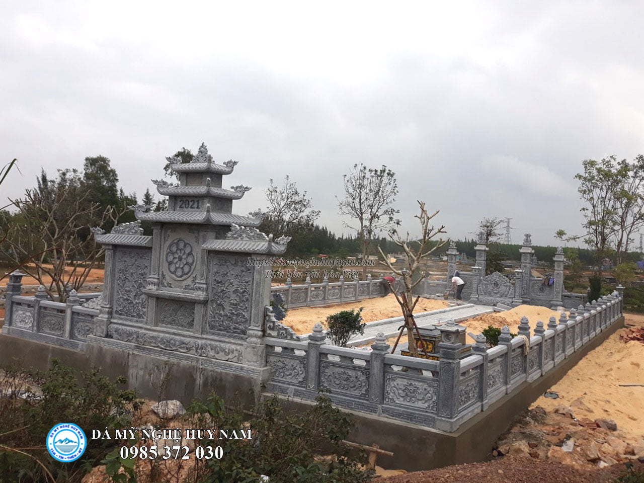 Lắp đặt Khu lăng mộ đá đẹp băm bạt vảy rồng cao cấp tại Quảng Bình năm 2021 9 Toàn cảnh khu lăng mộ nhìn từ phía sau