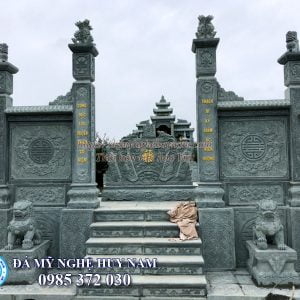 Cổng đá tứ trụ - khu lăng mộ đá xanh rêu