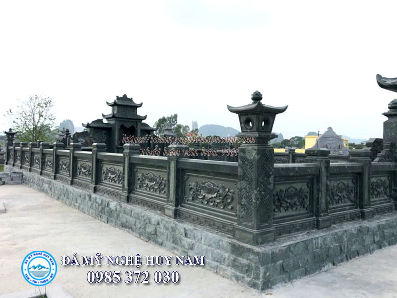 Xu hướng lựa chọn đá xanh rêu trong thi công lăng mộ đá năm 2022 13 Khu lăng mộ đá xanh rêu lan can chạm hoa văn sen hóa