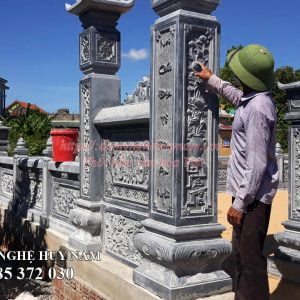 Cổng đá khu lăng mộ