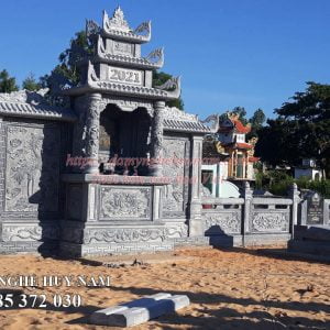 Lăng cánh đá chạm hạc ba đao lá