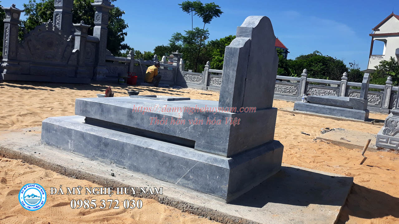 Mặt sau mộ đá đơn giản tại Quảng Bình
