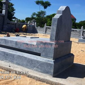 Mặt sau mộ đá đơn giản tại Quảng Bình