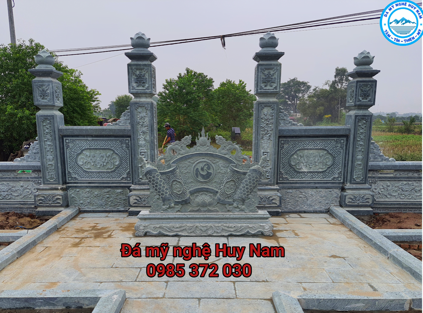 Hình ảnh chụp cổng tứ trụ lăng mộ, cuốn thư đá khu lăng mộ đá xanh rêu đẹp tại Thường Tín, Hà Nội từ phía trong ra