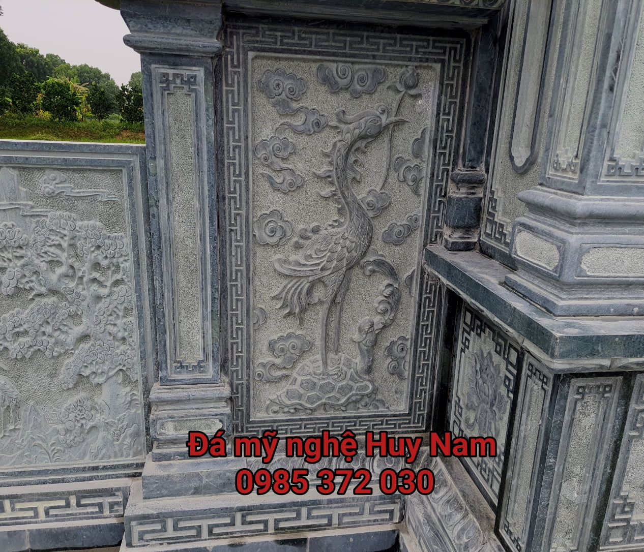 Hình ảnh chụp cận cảnh bưng cánh lăng chạm hạc chầu của lăng thờ đá đẹp khu lăng mộ đá xanh rêu đẹp tại Thường Tín, Hà Nội