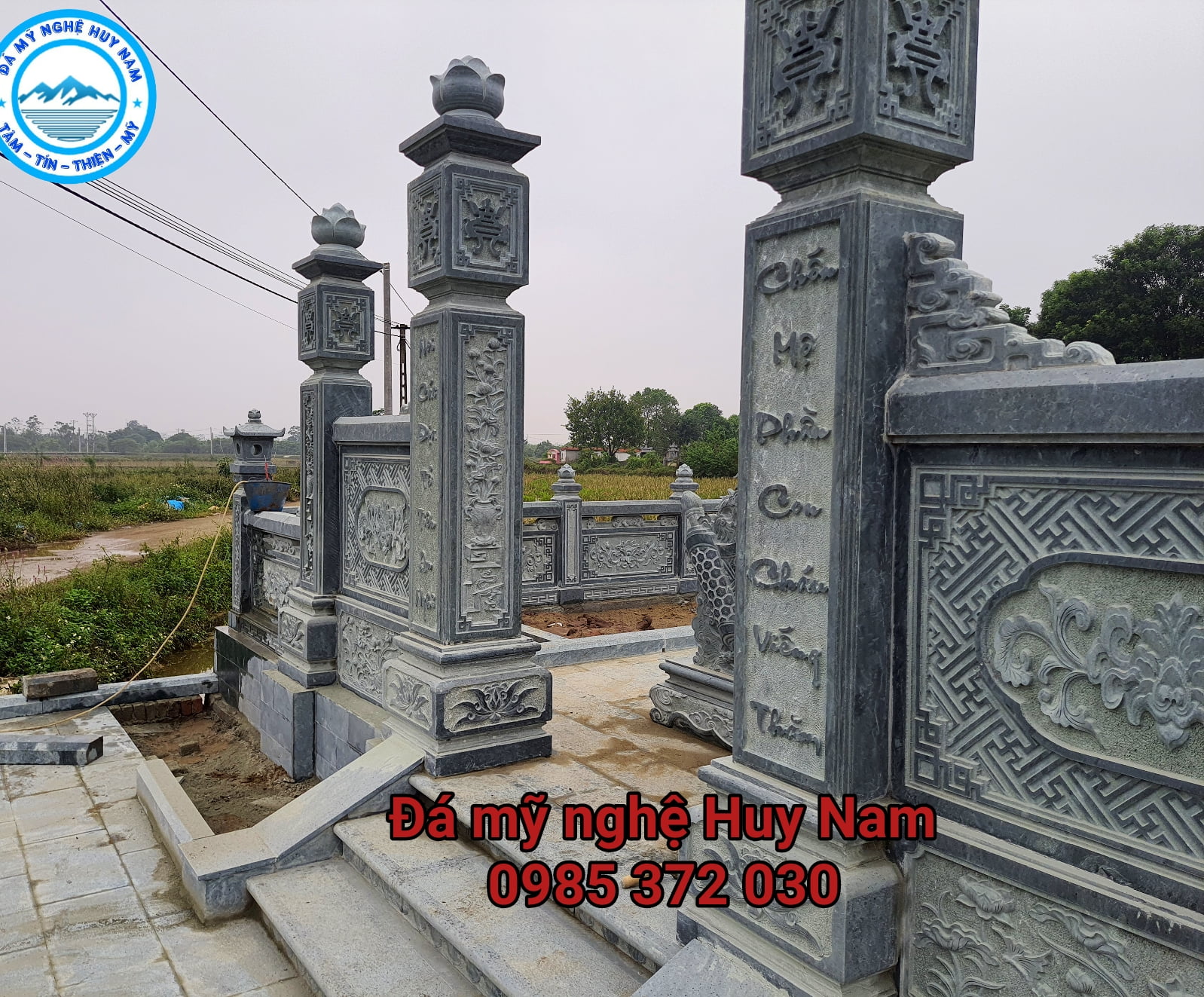 Hình ảnh chụp cận cảnh cổng tứ trụ lăng mộ đá đẹp của khu lăng mộ đá xanh rêu đẹp tại Thường Tín, Hà Nội