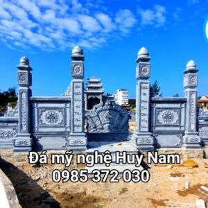 Cổng đá chạm chắc câu đối "Nơi cát địa tổ tiên an nghỉ – Chốn mộ phần con cháu viếng thăm”