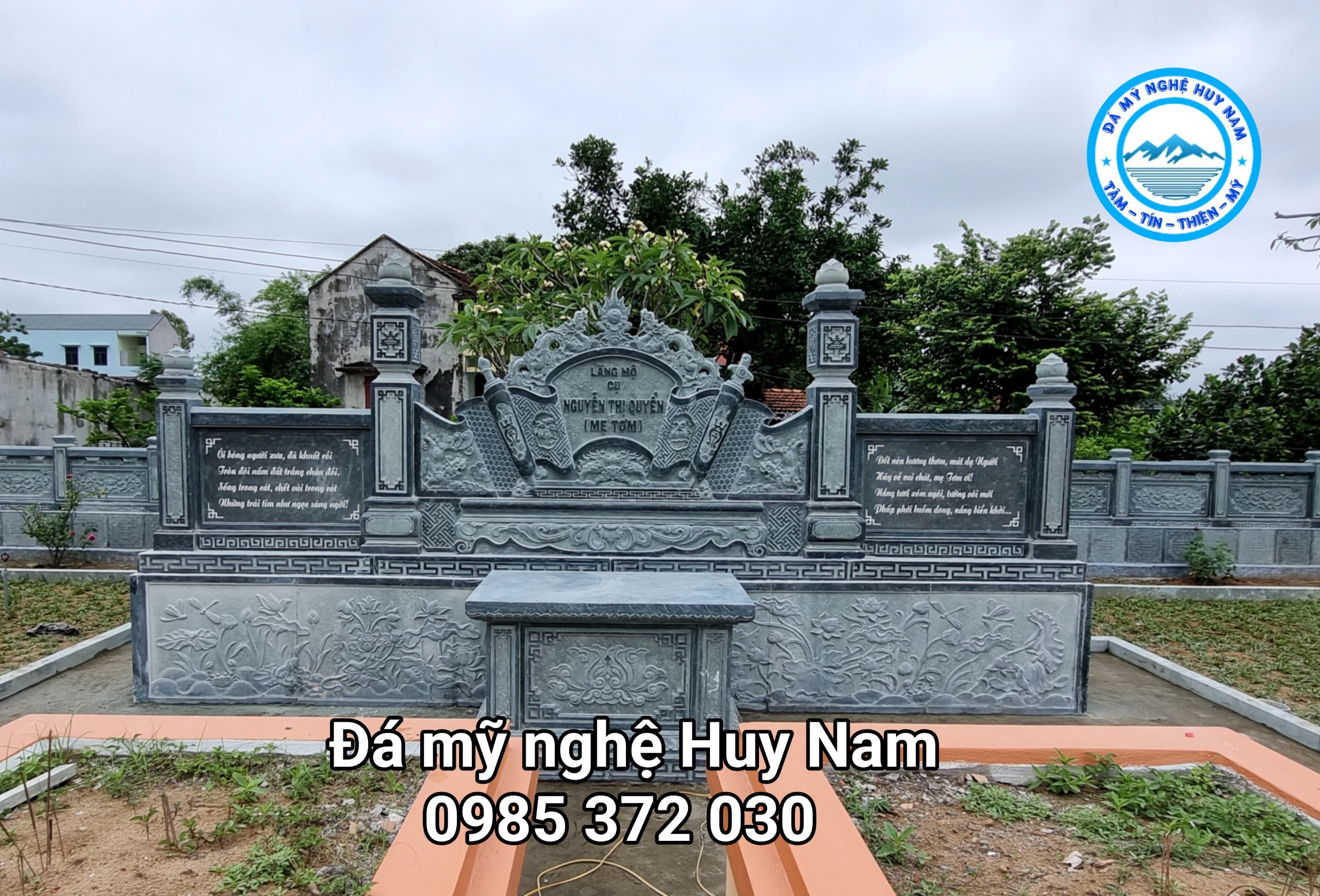 Cuốn thư đá tại khu mộ đá mẹ Tơm tại xã Đa Lộc-Hậu Lộc-Thanh Hóa ...
