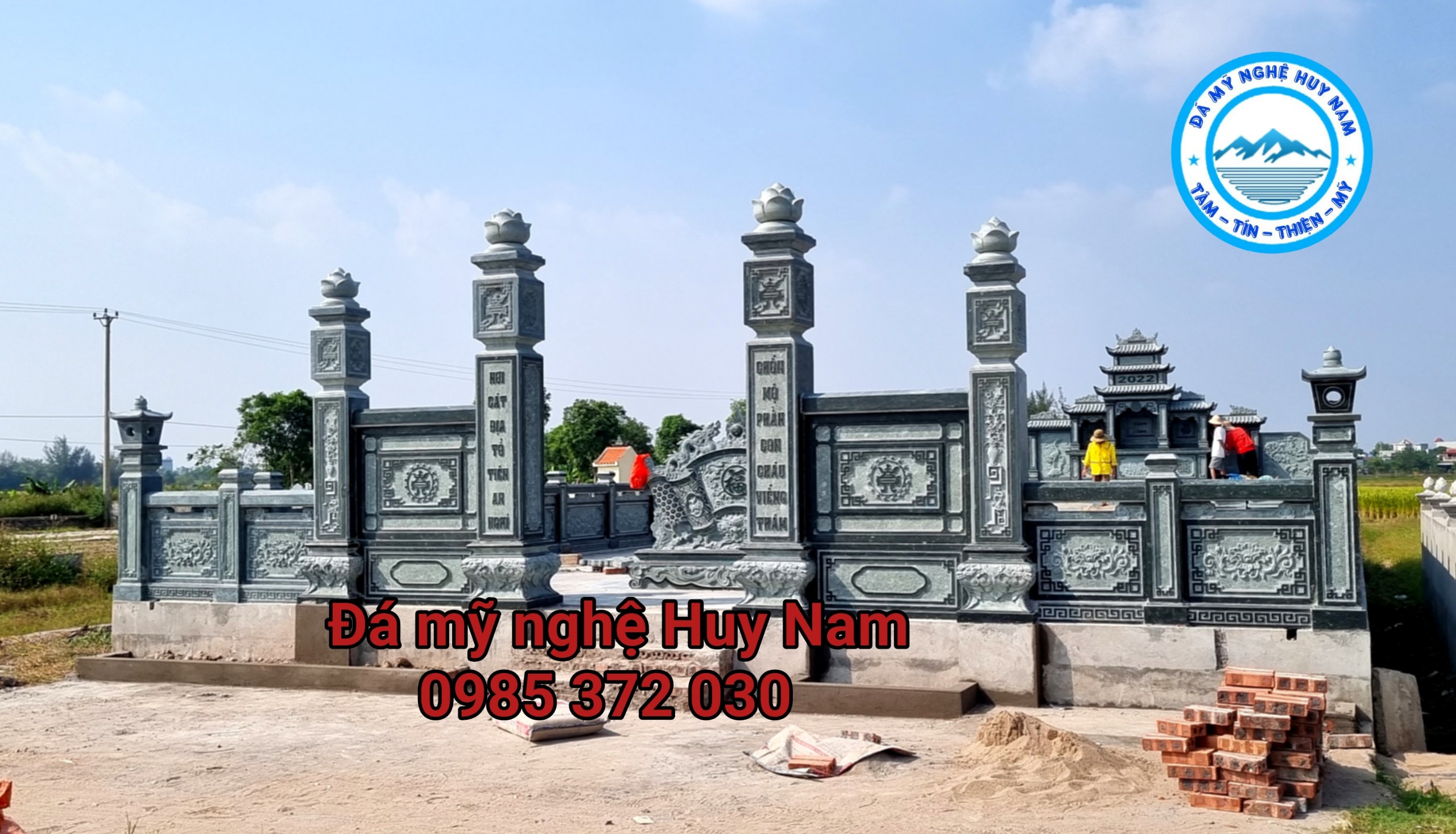 Hoàn thành lắp đặt khu lăng mộ đá cho họ Nguyễn Xuân tại Nam Trực - Nam Định