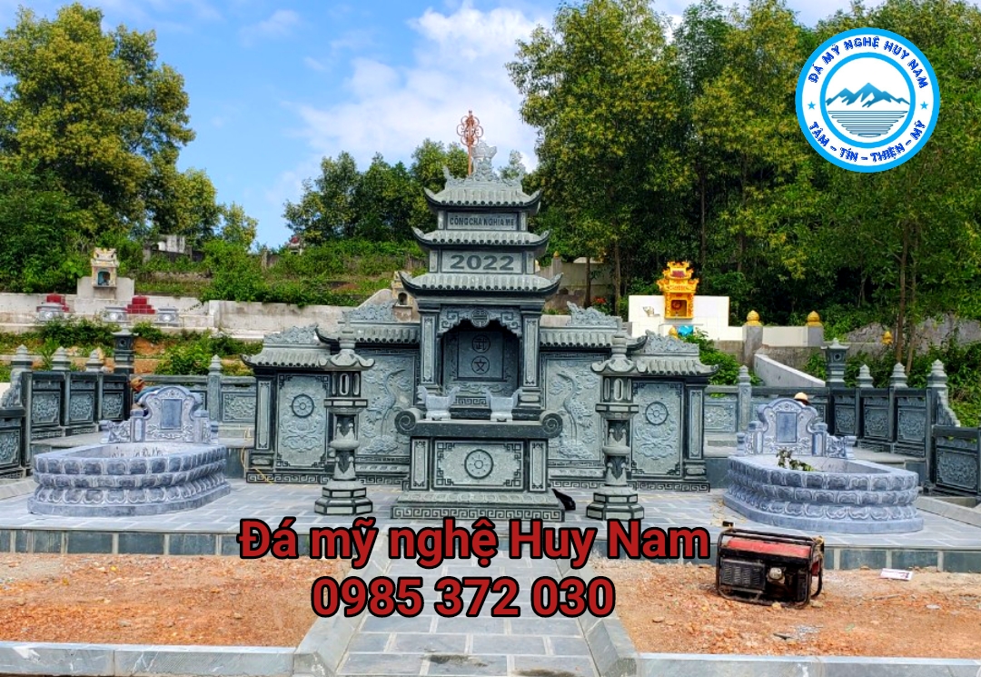 Hoàn thiện lắp đặt khu lăng mộ đá xanh rêu cho gia đình anh Quân tại Kiến Giang- Lệ Thủy - Quảng Bình