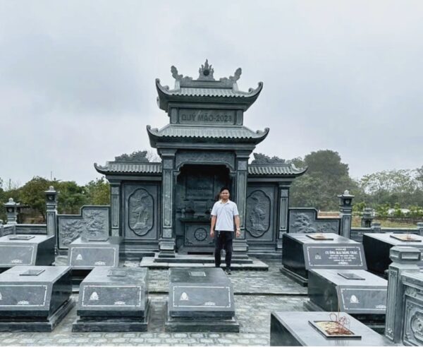 Lầu thờ đá đẹp phù hợp khuôn viên khu lăng mộ có diện tích lớn