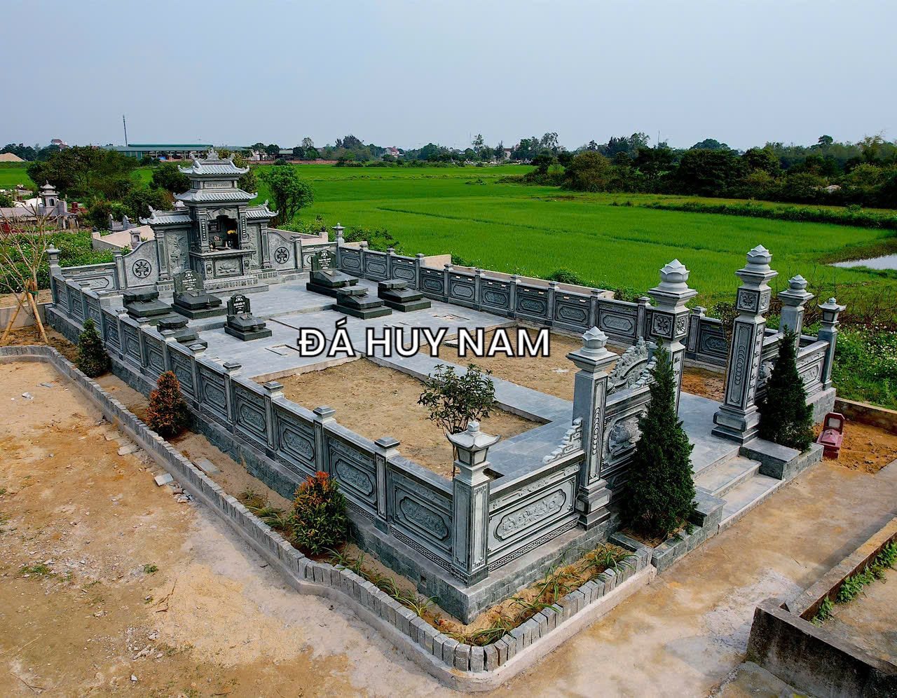 Thi công khu lăng mộ đá xanh rêu đẹp kích thước 8,2x14,2m tại Nghi Lộc, Nghệ An 3 Khuôn viên khu lăng mộ đẹp đẳng cấp tại Nghê An