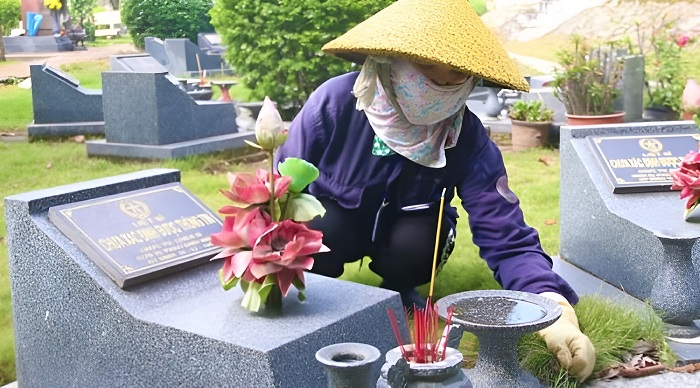 Làm sạch bề mặt đá khi vệ sinh lăng mộ đá