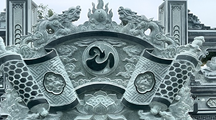 Các họa tiết phong thủy được khắc trên cuốn thư đá