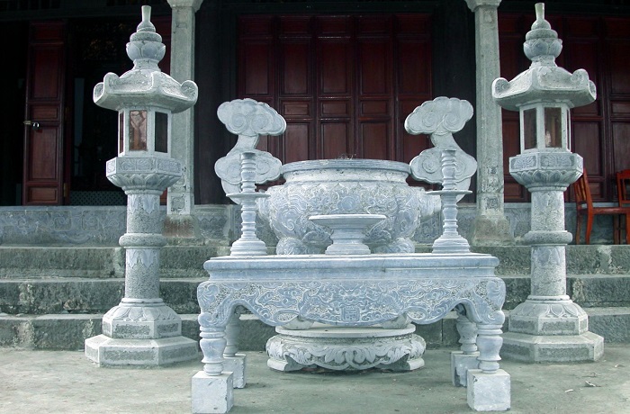 Các hoa văn được khắc trên đèn đá