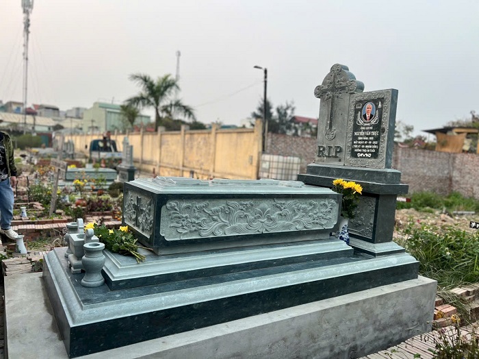 Xây Mộ Cho Người Mới Mất Trong 49 Ngày: Nên Hay Không Nên? 2 Các yếu tố cần cân nhắc khi xây mộ cho người mới mất trong 49 ngày