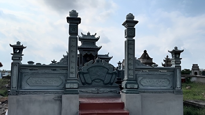 Top 100 Mẫu Câu Đối Lăng Mộ Ý Nghĩa Nhất Được Lựa Chọn 2025 7 Câu đối lăng mộ được khắc trên vị trí cột cổng đá